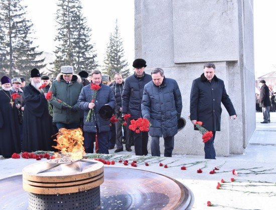 Сотни новосибирцев принесли цветы к «Монументу Славы»